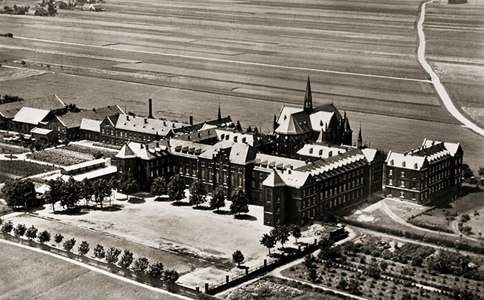 Widok na całość zabudowań klasztornych (przełom lat 30. i 40. XX wieku)